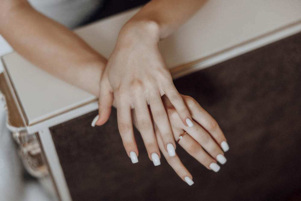 179-nail-1-1-verti-cc-white-beige