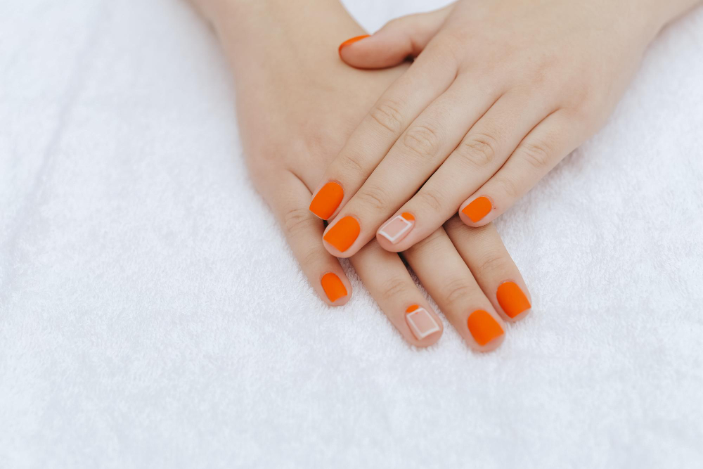284-nail-1-1-hori-cc-white-orange